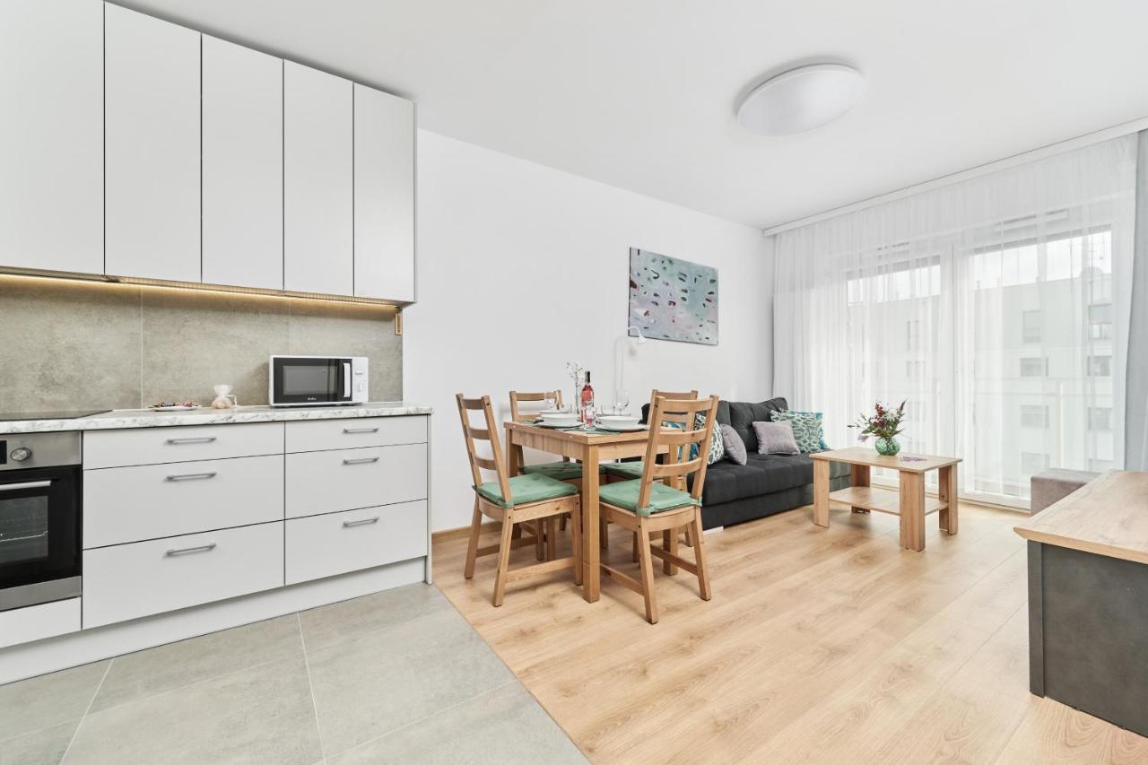 Apartment Wichrowa With Free Garage Wroclaw By Noclegi Renters Esterno foto
