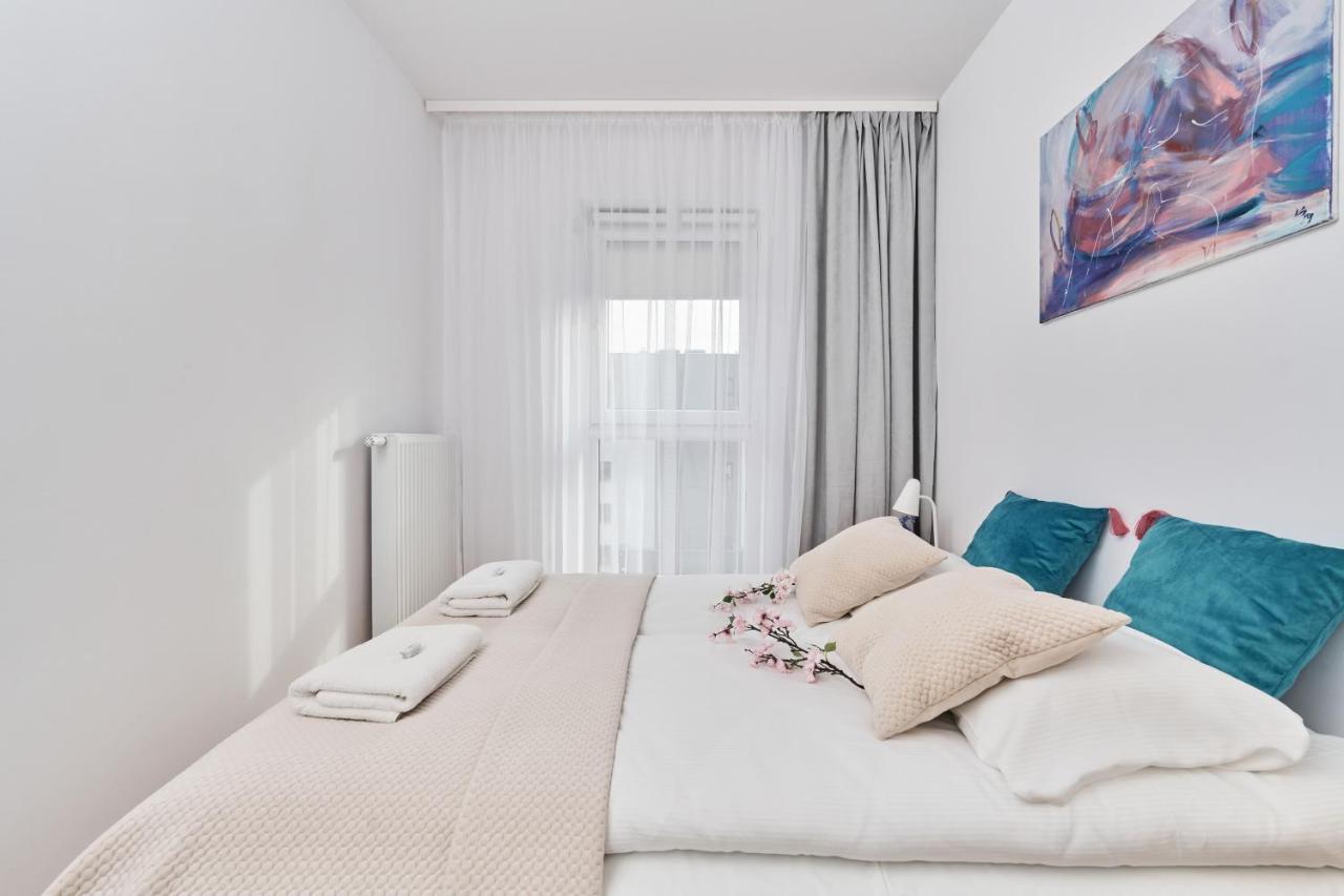Apartment Wichrowa With Free Garage Wroclaw By Noclegi Renters Esterno foto