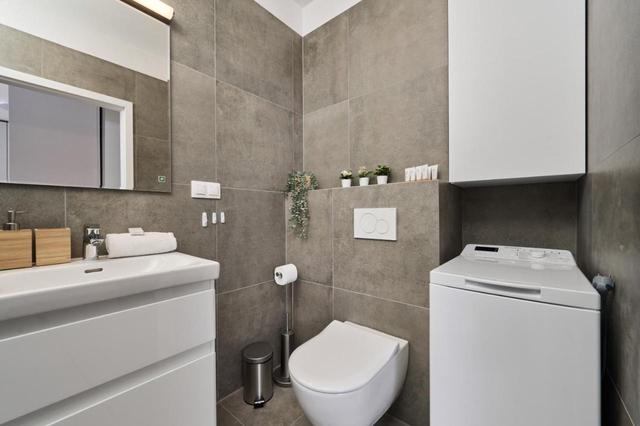 Apartment Wichrowa With Free Garage Wroclaw By Noclegi Renters Esterno foto