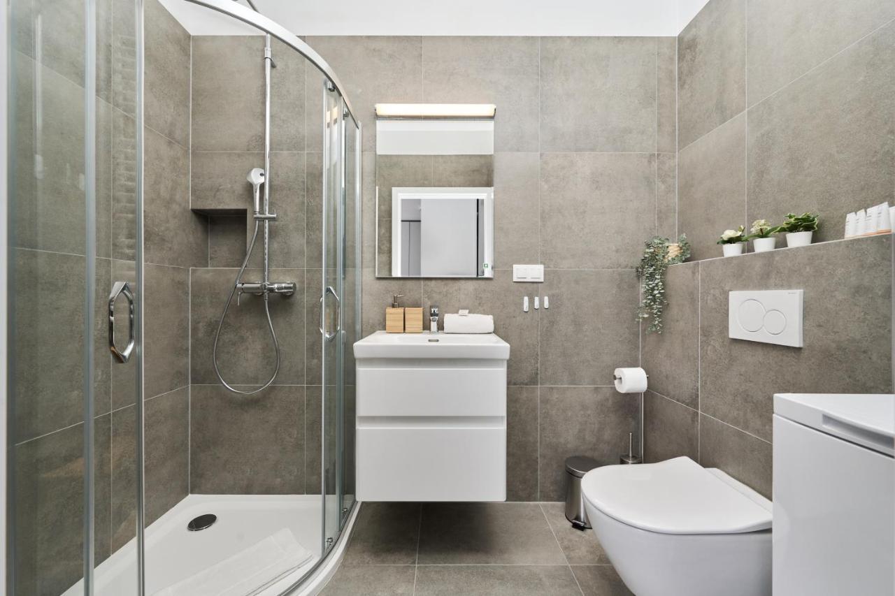 Apartment Wichrowa With Free Garage Wroclaw By Noclegi Renters Esterno foto
